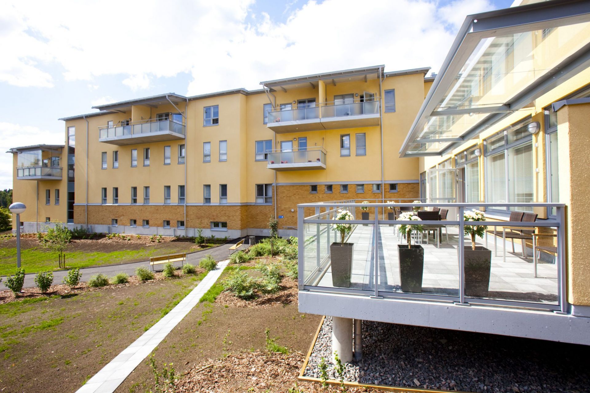 02Servicehuset Elsie sett utifran med balkonger och innergard